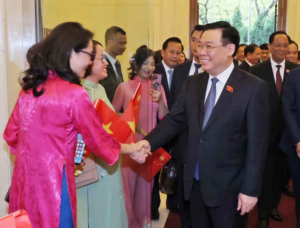 NA Chairman meets Vietnamese community in China -0