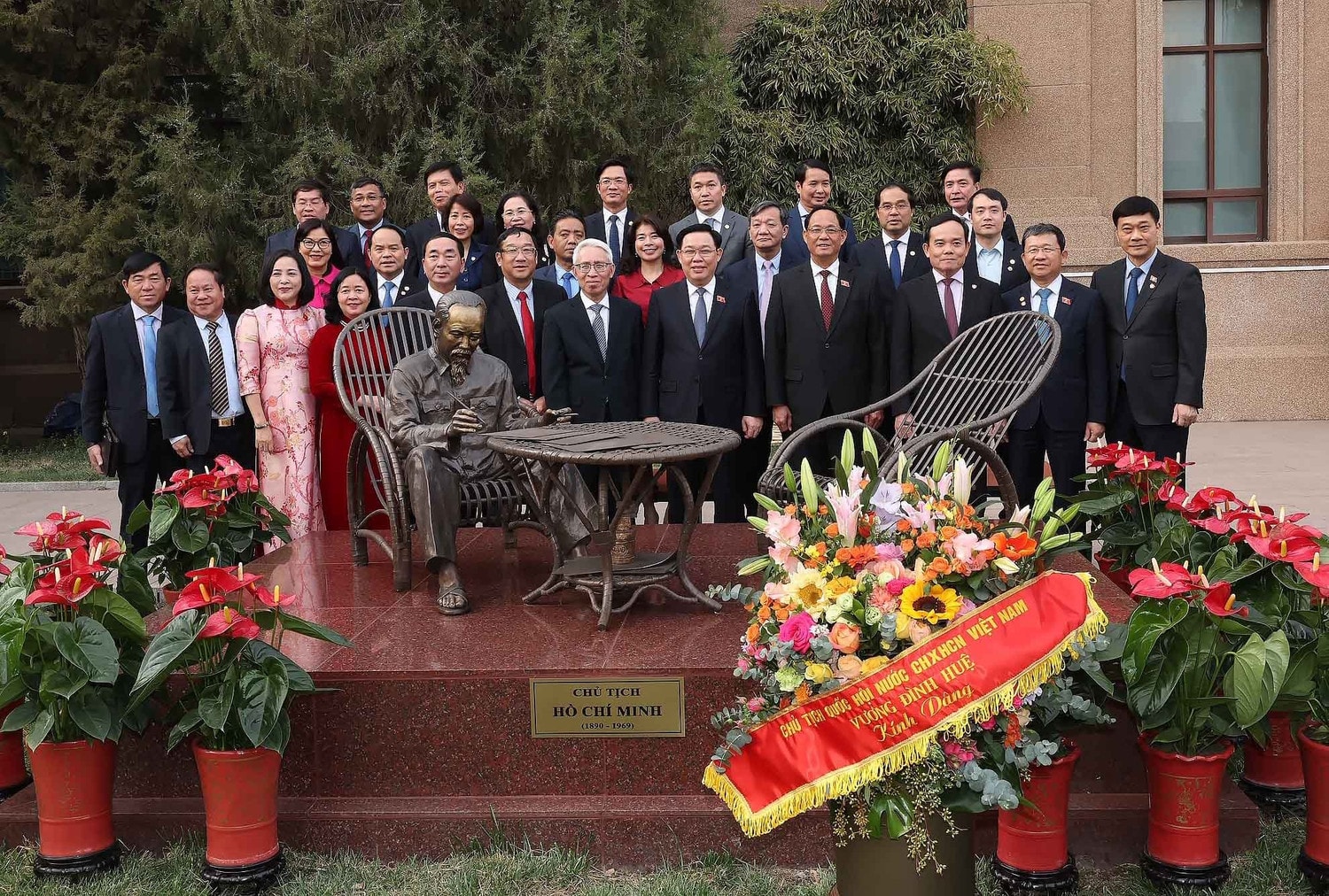Chủ tịch Quốc hội Vương Đình Huệ gặp mặt cộng đồng người Việt Nam tại Trung Quốc -0