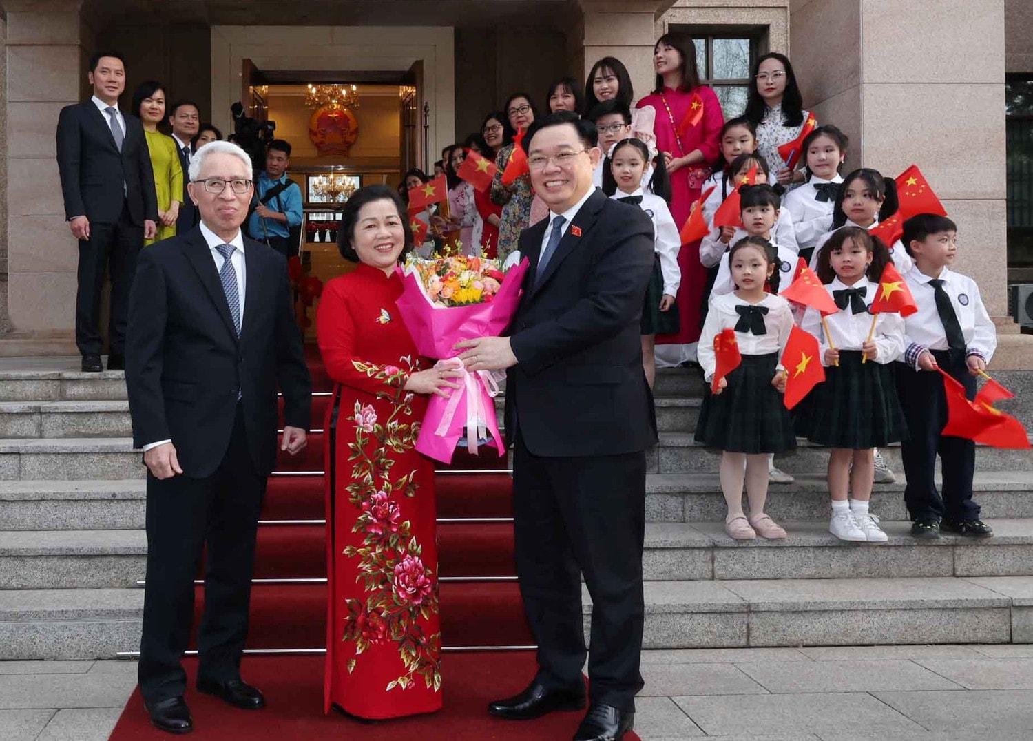Chủ tịch Quốc hội Vương Đình Huệ gặp mặt cộng đồng người Việt Nam tại Trung Quốc -0