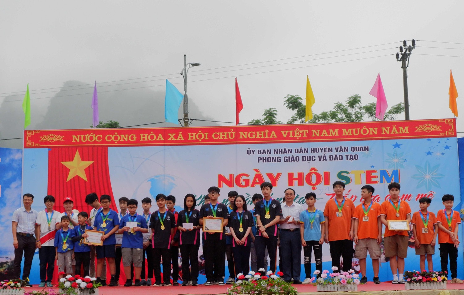 29 đội robot VEX IQ tham gia Ngày hội STEM huyện Văn Quan 2024 -1