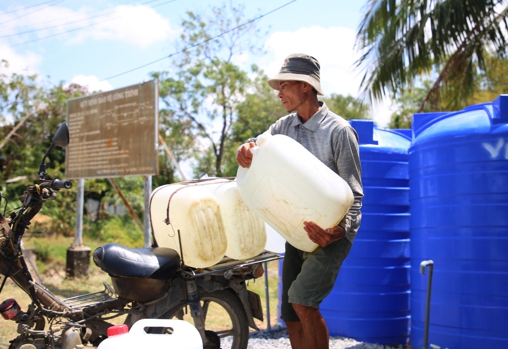 Người dân ở huyện Tân Phú Đông, Gò Công Đông thiếu nước sinh hoạt phải đến các vòi nước công cộng, hứng từng can nước Tiền Giang công bố tình huống khẩn cấp về xâm nhập mặn, thiếu nước sinh hoạt
