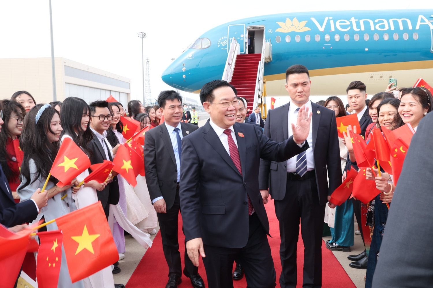 Chủ tịch Quốc hội Vương Đình Huệ đến Thủ đô Bắc Kinh, bắt đầu chuyến thăm chính thức Cộng hòa Nhân dân Trung Hoa -0