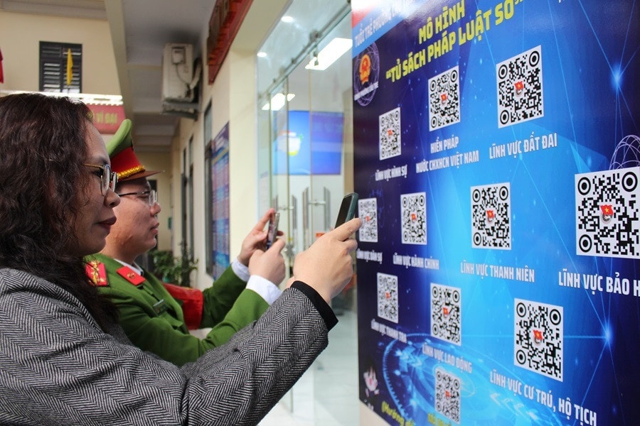 Các đại biểu trải nghiệm mô hình “Tủ sách pháp luật số” tại phường Cầu Tre, quận Ngô Quyền, TP. Hải Phòng. Nguồn: ITN