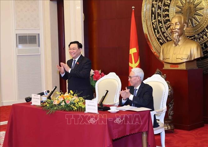 Chủ tịch Quốc hội Vương Đình Huệ gặp mặt cộng đồng người Việt Nam tại Trung Quốc -0