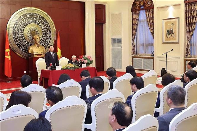 Chủ tịch Quốc hội Vương Đình Huệ gặp mặt cộng đồng người Việt Nam tại Trung Quốc -0