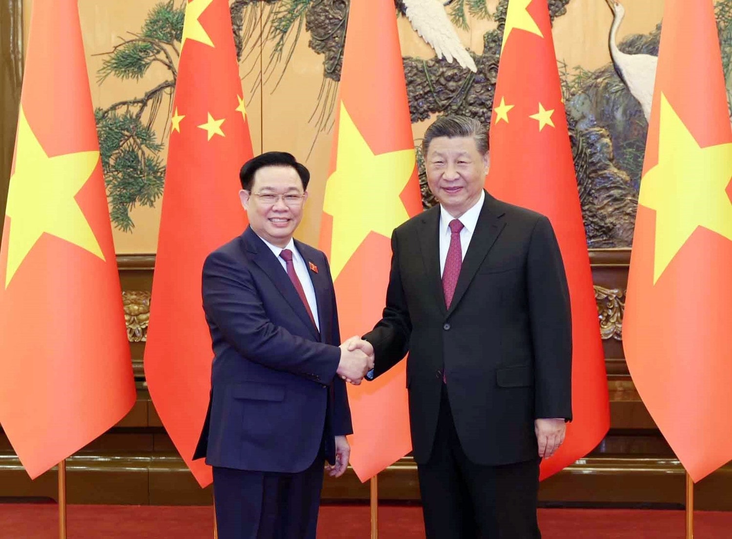NA Chairman Vuong Dinh Hue shakes hand with Chinese leader Xi Jinping. Photo: Nhan Sang National Assembly Chairman meets Chinese leader -0