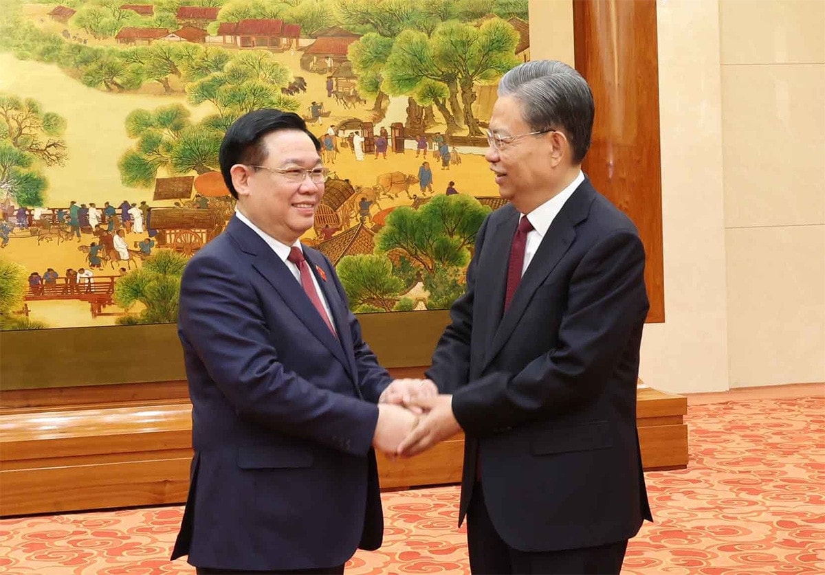Chairman of the Standing Committee of Chinese NPC Zhao Leji shakes hand with NA Chairman Vuong Dinh Hue. Photo: Nhan Sang Top Vietnamese, Chinese legislators hold talks -0