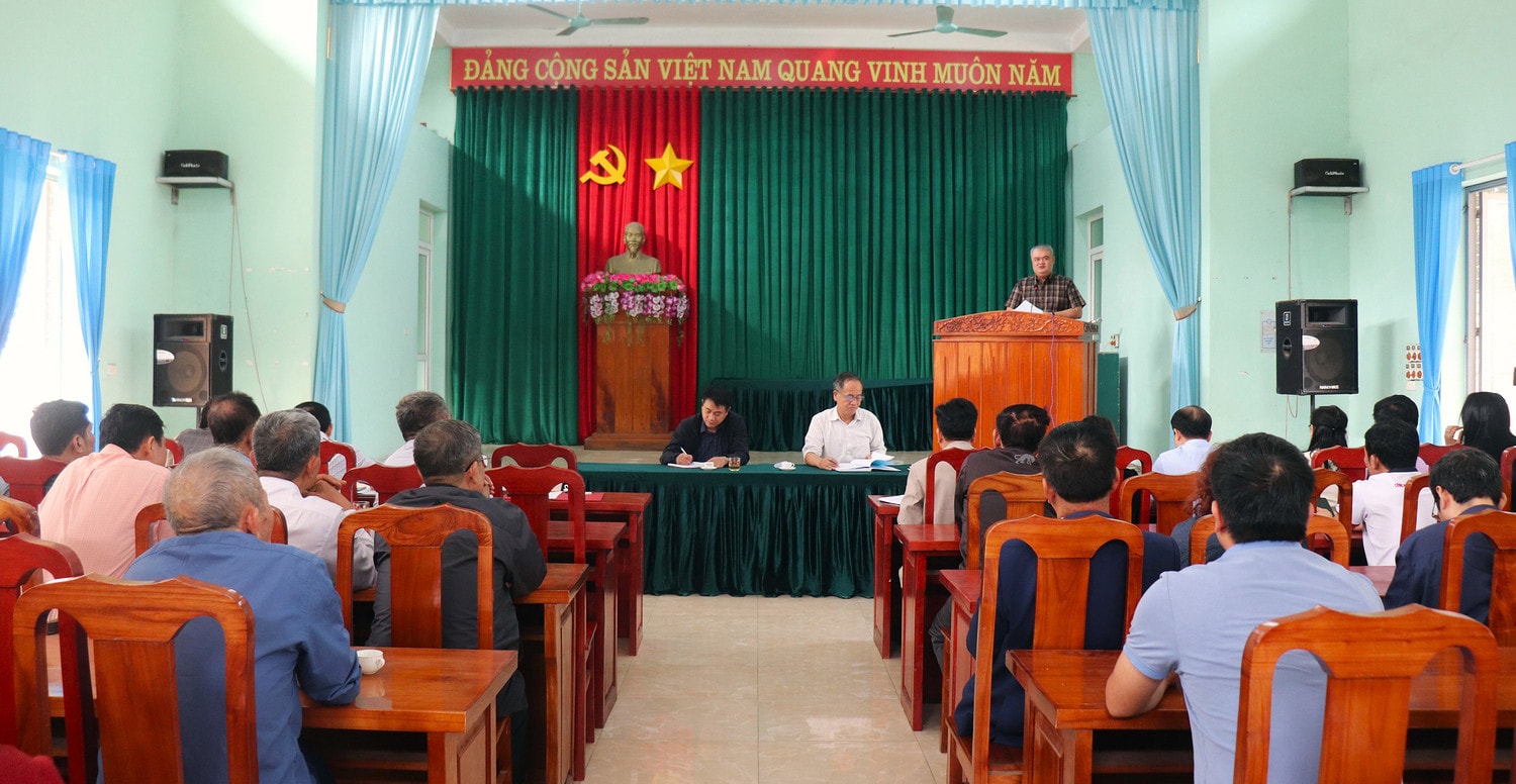 Phó Bí thư Thành ủy, Chủ tịch UBND thành phố Vĩnh Yên Nguyễn Việt Phương dự buổi sinh hoạt Chi bộ thôn Nam, xã Thanh Trù, thành phố Vĩnh Yên. Ảnh: Thu Hằng