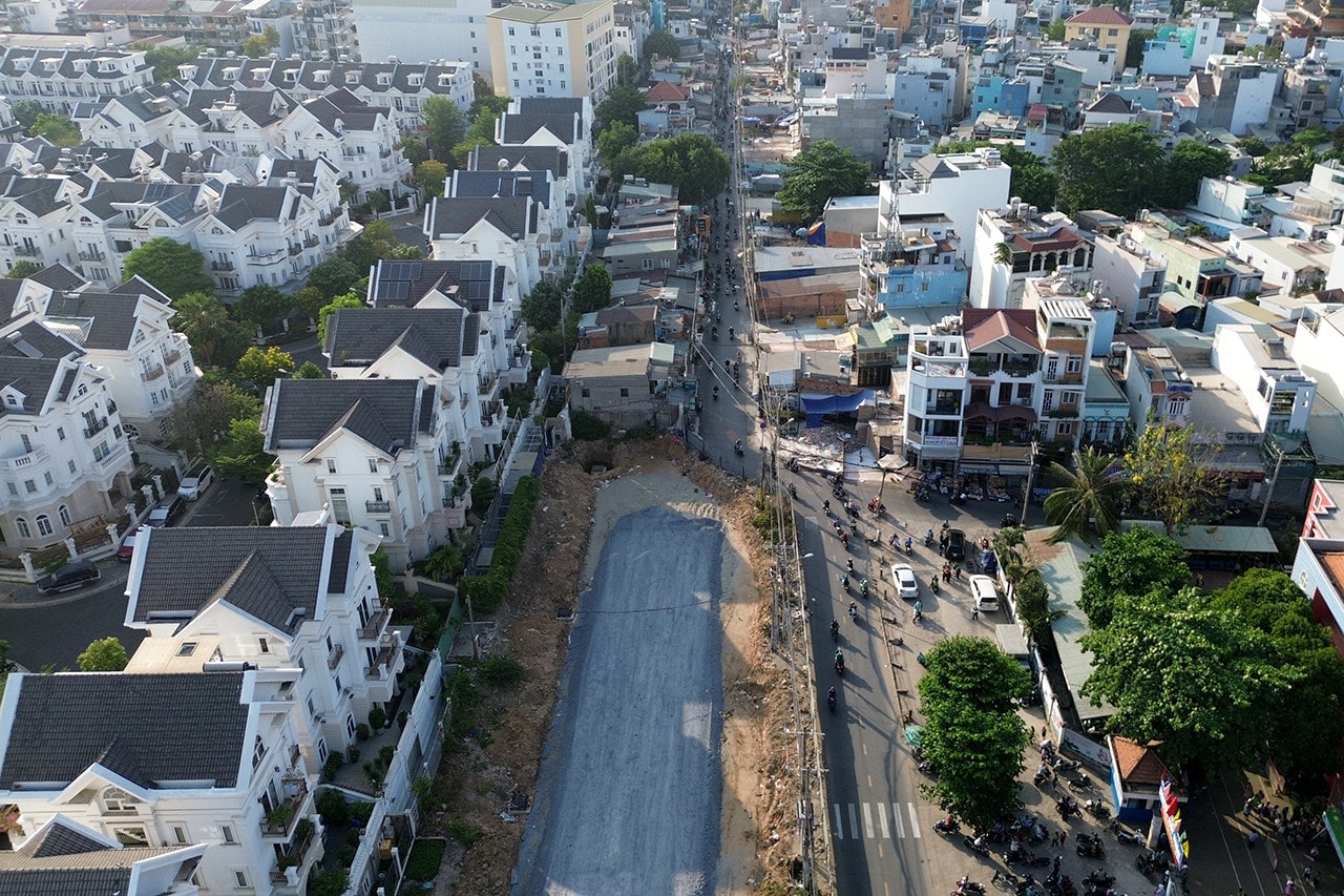 Dự án mở rộng, nâng cấp đường Dương Quảng Hàm hiện bị "thắt cổ chai" tại đoạn qua khu phố 2, Phường 5, quận Gò Vấp do nhiều hộ dân chưa đồng thuận với quy hoạch, phương án bồi thường, hỗ trợ, tái định cư