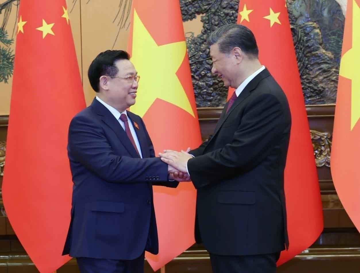 NA Chairman Vuong Dinh Hue shakes hand with Chinese leader Xi Jinping. Photo: Nhan Sang National Assembly Chairman meets Chinese leader Xi Jinping -0