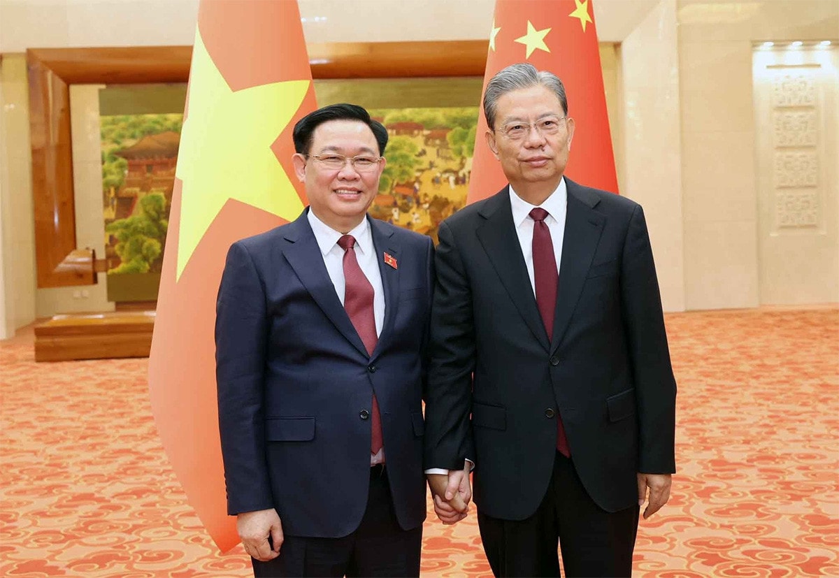 Chairman of the Standing Committee of Chinese NPC Zhao Leji with NA Chairman Vuong Dinh Hue. Photo: Nhan Sang Top Vietnamese, Chinese legislators hold talks -0