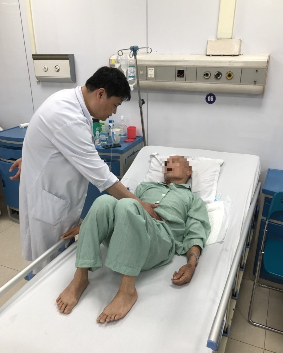 Cứu sống bệnh nhân hoại tử gần toàn bộ ruột non nghi do ngộ độc -0