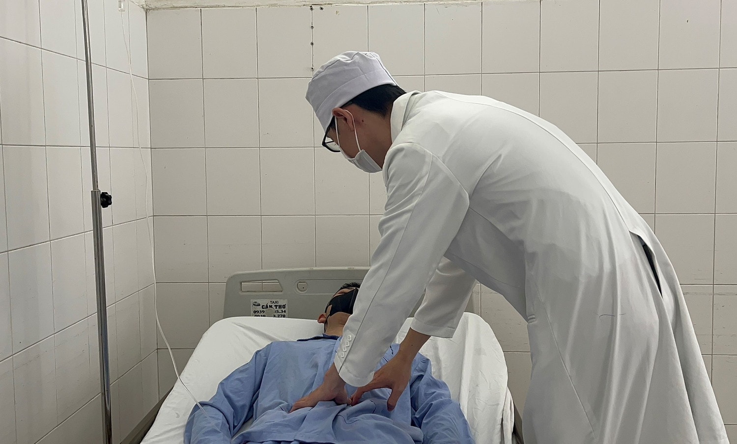 Mang mắt xích máy cưa trong ổ bụng 2 tuần -0