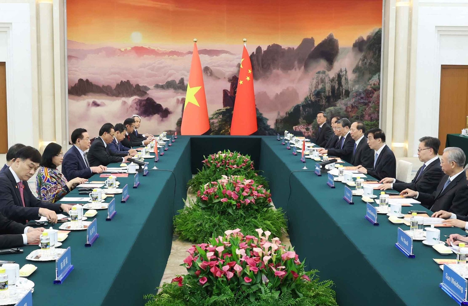 At the meeting. Photo: Nhan Sang NA Chairman meets Chinese front leader -0