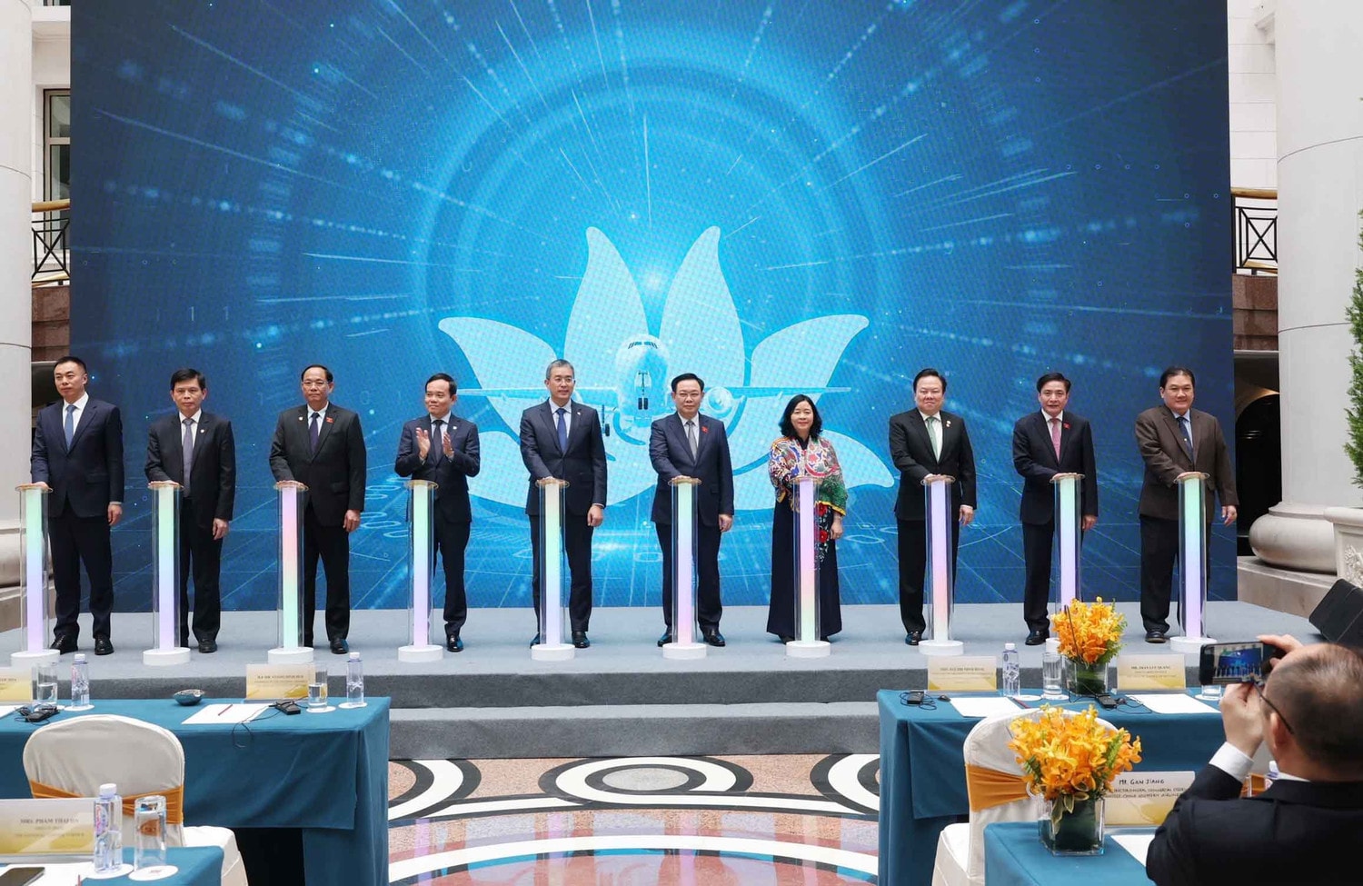 NA Chairman Vuong Dinh Hue attended to the ceremony. Photo: Nhan Sang NA Chairman attends Vietnam Airlines’ ceremony to mark 30-year presence in China -0