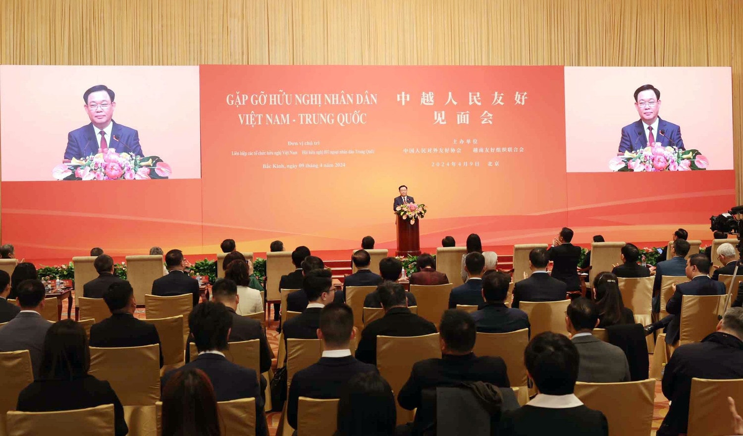 NA Chairman Vuong Dinh Hue speaked at the meeting. Photo: Nhan Sang NA Chairman joins in Vietnam - China people’s friendship meeting -0