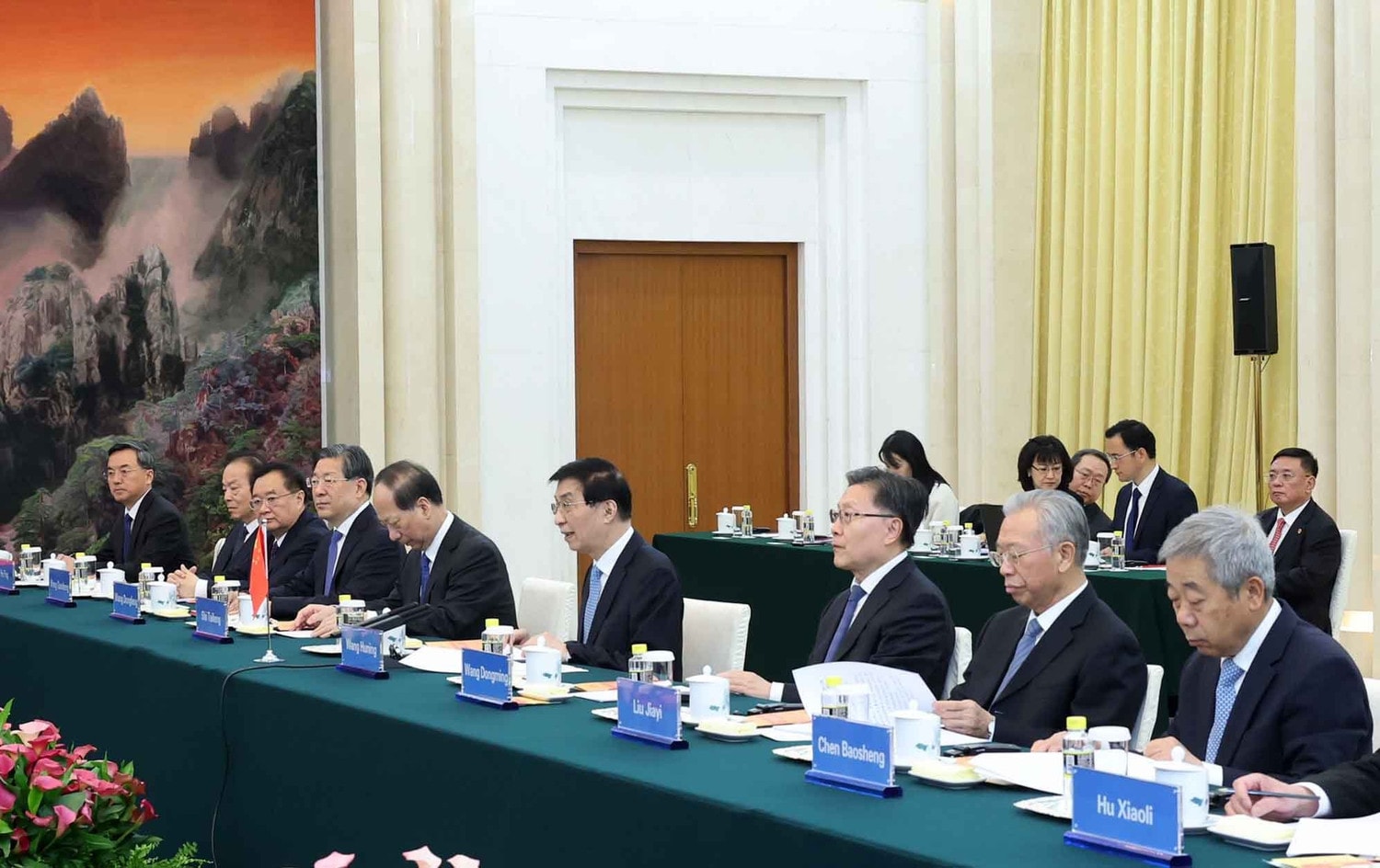 Chairman of the CPPCC National Committee Wang Huning speaks at the meeting. Photo: Nhan Sang NA Chairman meets Chinese front leader -0