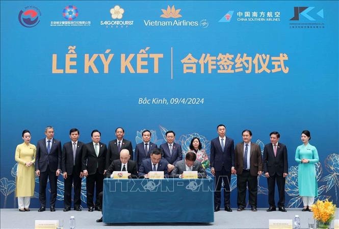 NA Chairman Vuong Dinh Hue witnessed the signing ceremony. Photo: Nhan Sang NA Chairman attends Vietnam Airlines’ ceremony to mark 30-year presence in China -0