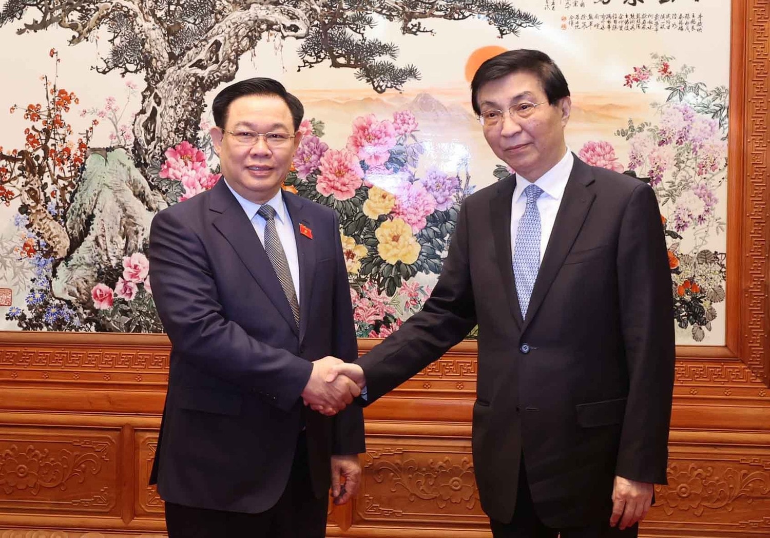 NA Chairman Vuong Dinh Hue met with Wang Huning, Chairman of the CPPCC National Committee. Photo: Nhan Sang NA Chairman meets Chinese front leader -0