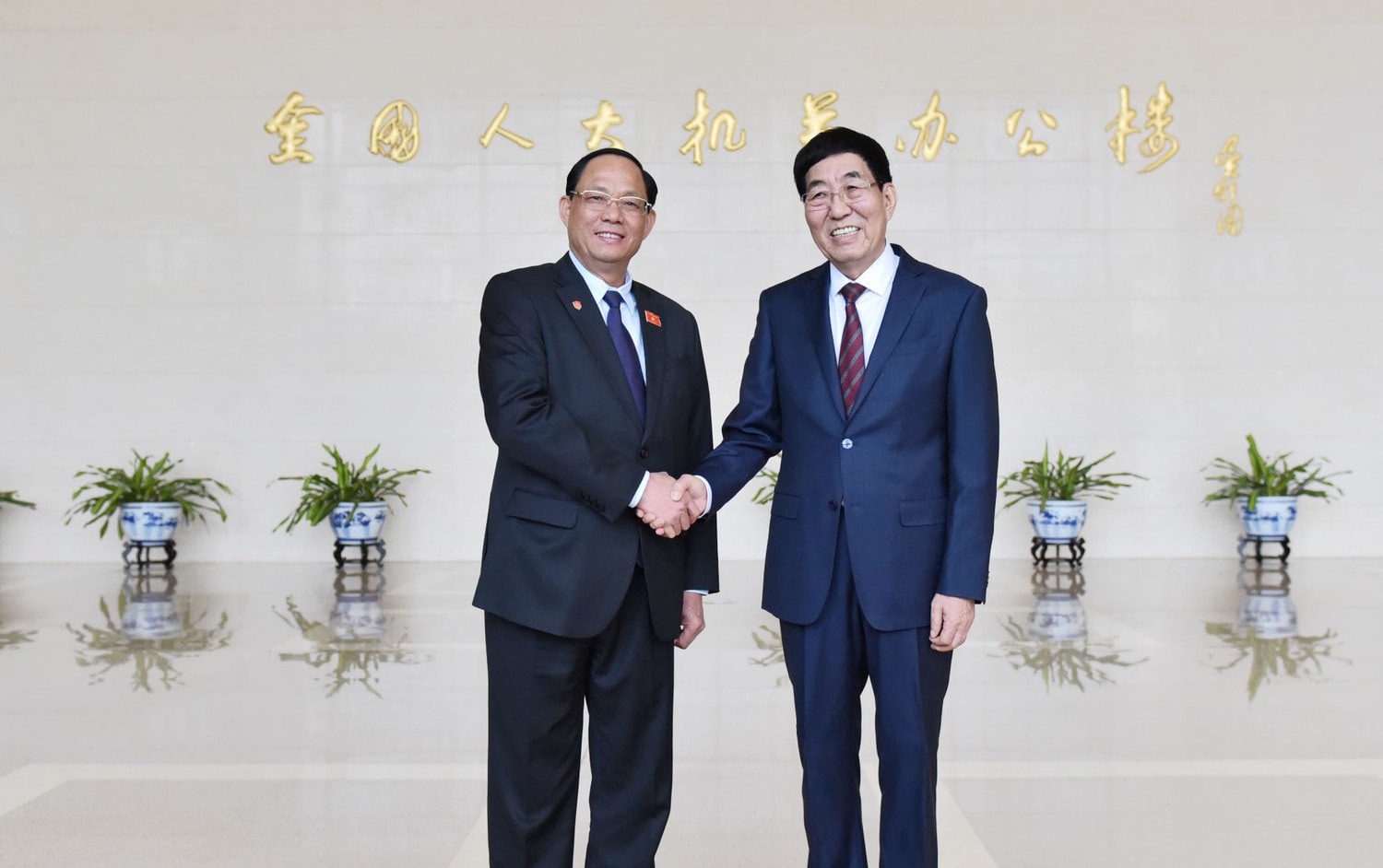 Vice Chairman of the Vietnamese National Assembly (NA) Tran Quang Phuong and Chairman of the Ethnic Affairs Committee of the NPC Bai Chunli. Photo: Nhan Sang Friendship parliamentarians groups of Vietnam, China pledge close cooperation -0