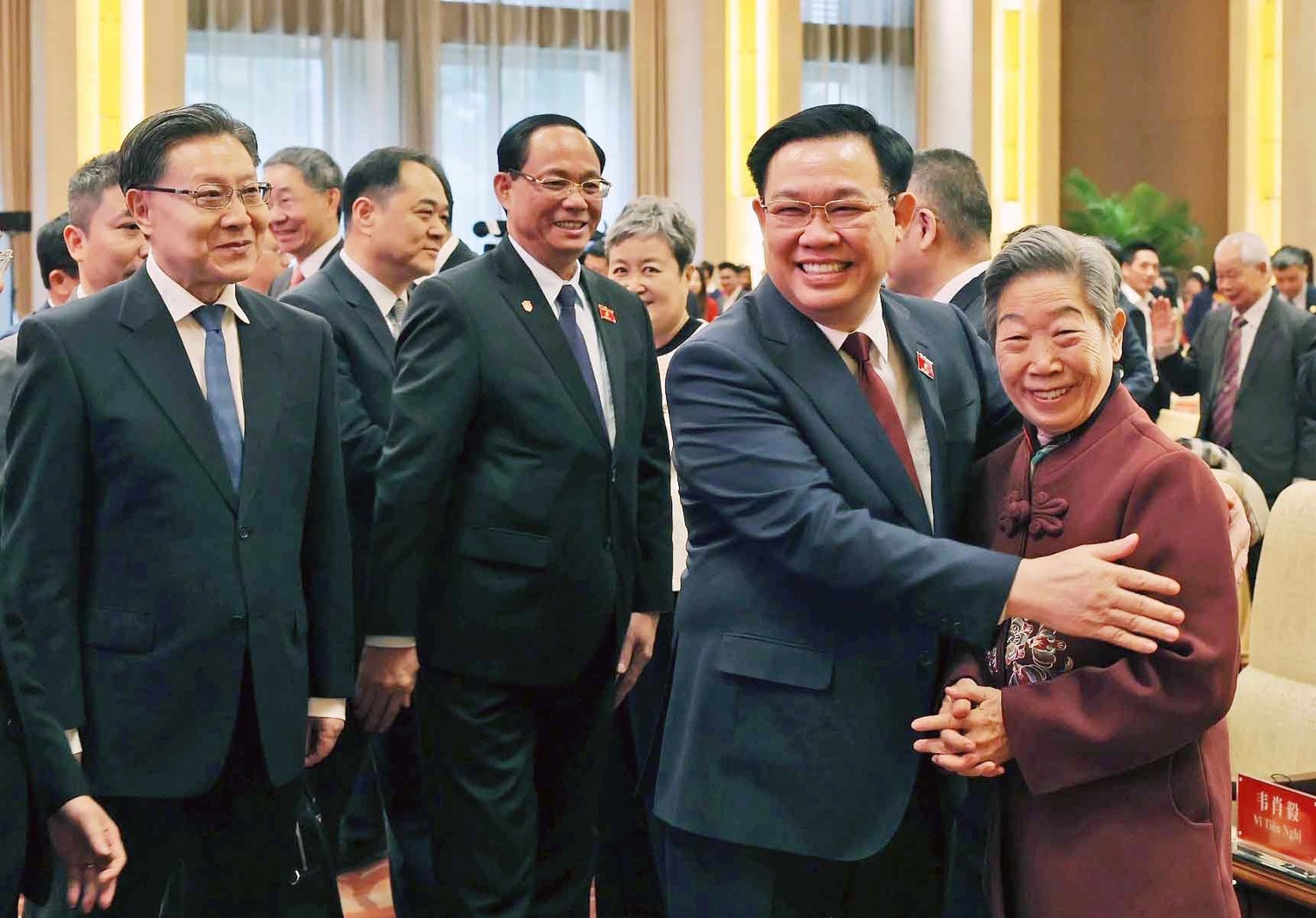 NA Chairman Vuong Dinh Hue with delegates attending to the meeting. Photo: Nhan Sang NA Chairman joins in Vietnam - China people’s friendship meeting -0