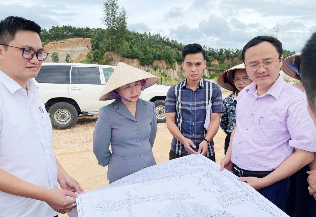Đoàn giám sát của HĐND tỉnh Quảng Ninh kiểm tra thực tế một số dự án trên địa bàn TP Hạ Long - ẢNH NGUYÊN NGỌC