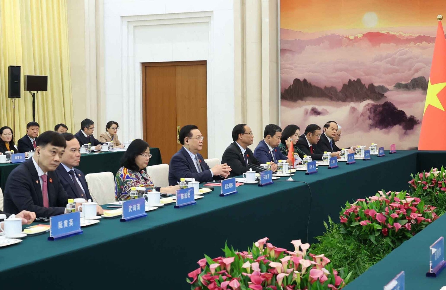 NA Chairman Vuong Dinh Hue speaks at the meeting. Photo: Nhan Sang NA Chairman meets Chinese front leader -0