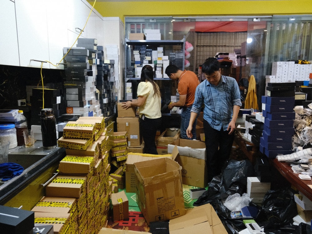 Triệt phá đường dây lừa đảo bán điện thoại cho 7.000 bị hại, chiếm đoạt 90 tỷ đồng -0
