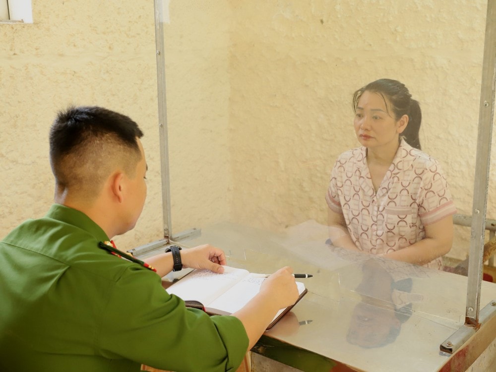 Triệt phá đường dây lừa đảo bán điện thoại cho 7.000 bị hại, chiếm đoạt 90 tỷ đồng -0