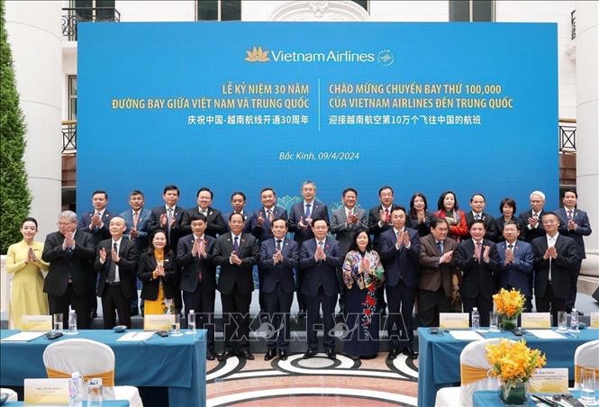 Chủ tịch Quốc hội Vương Đình Huệ dự Lễ kỷ niệm 30 năm đường bay Việt Nam - Trung Quốc của Vietnam Airline -0
