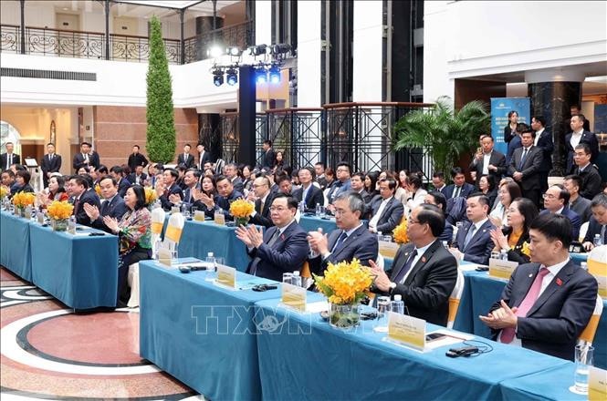 Chủ tịch Quốc hội Vương Đình Huệ dự Lễ kỷ niệm 30 năm đường bay Việt Nam - Trung Quốc của Vietnam Airline -0