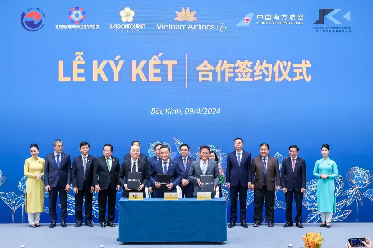 Ông Lê Đức Cảnh, Phó TGĐ Vietnam Airlines và ông Pan Hoan Ying, TGĐ Công ty TNHH Công nghệ hàng không Thượng Hải Boxi ký biên bản ghi nhớ hợp tác về thuê chuyến tới Việt Nam. Ảnh: BN Vietnam Airlines ký hợp tác với tổng giá trị gần nửa tỷ đô tại Trung Quốc -0