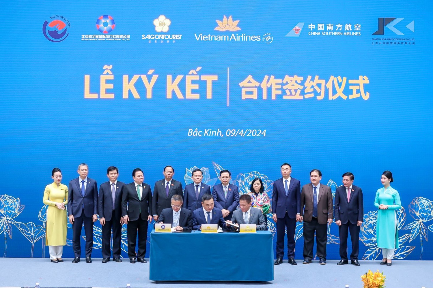 Đại diện Vietnam Airlines, Saigontourist và Beijing Cosmos Travel International Co. Ảnh: BN Vietnam Airlines ký hợp tác với tổng giá trị gần nửa tỷ đô tại Trung Quốc -0