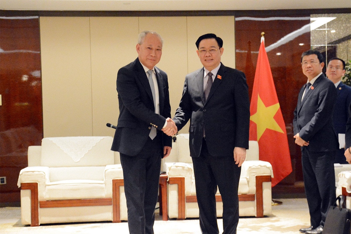 Chủ tịch Quốc hội Vương Đình Huệ tiếp lãnh đạo các Tập đoàn, doanh nghiệp lớn tại Thượng Hải, Trung Quốc -1