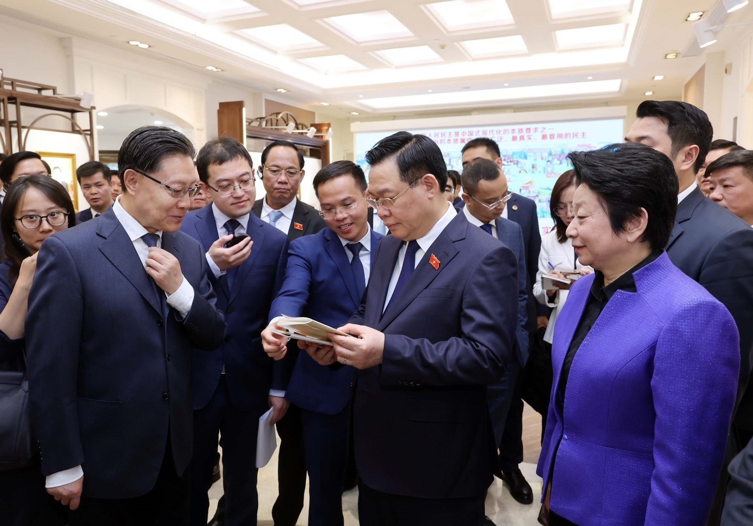 Chủ tịch Quốc hội Vương Đình Huệ thăm Trung tâm lập pháp Hồng Kiều, thành phố Thượng Hải, Trung Quốc -1