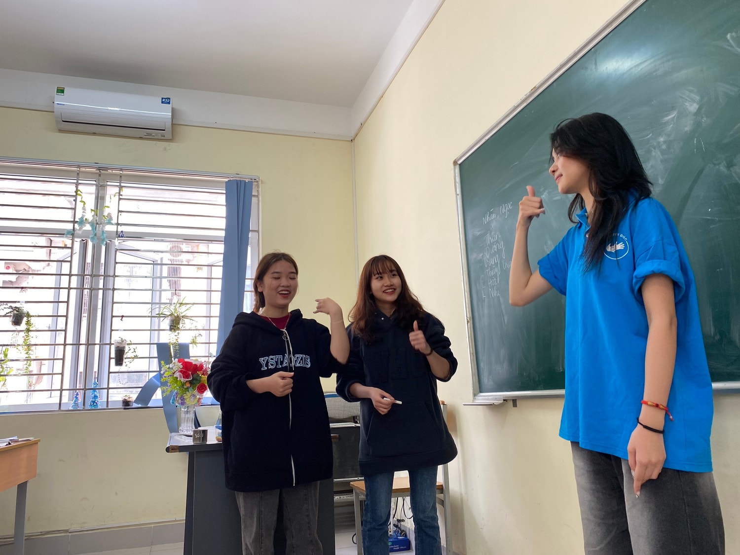 Nữ sinh giàu nghị lực và mơ ước trở thành cô giáo nuôi dạy trẻ khuyết tật -0