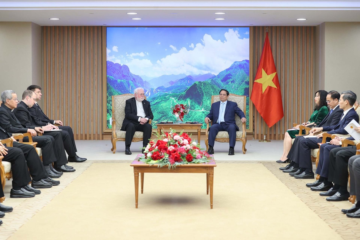 Thủ tướng Phạm Minh Chính tiếp Bộ trưởng Ngoại giao Tòa thánh Vatican -0
