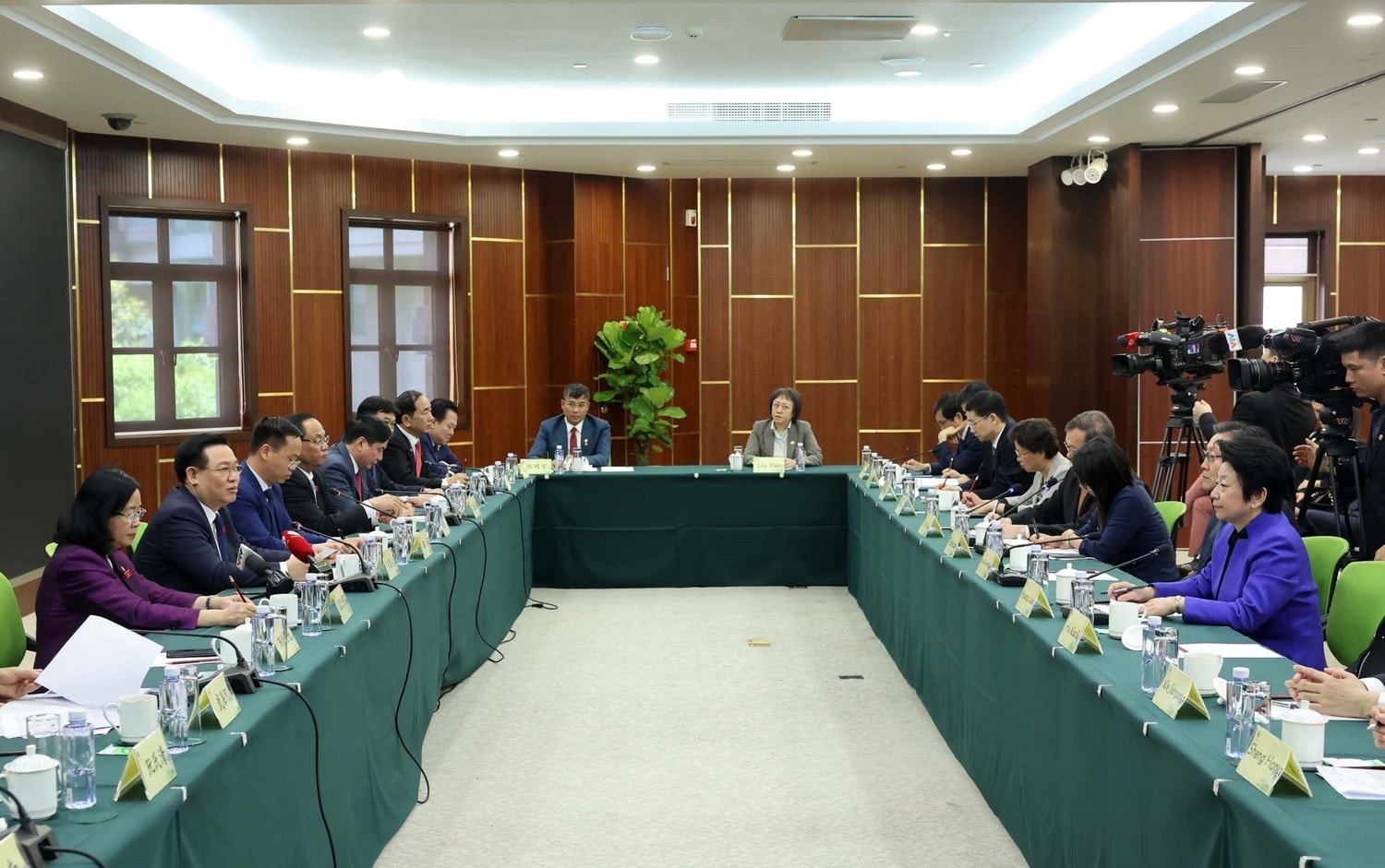 NA Chairman Vuong Dinh Hue had working session with the Hongqiao legislative centre. Photo: Nhan Sang Top legislator visits Hongqiao legislative centre in Shanghai -0