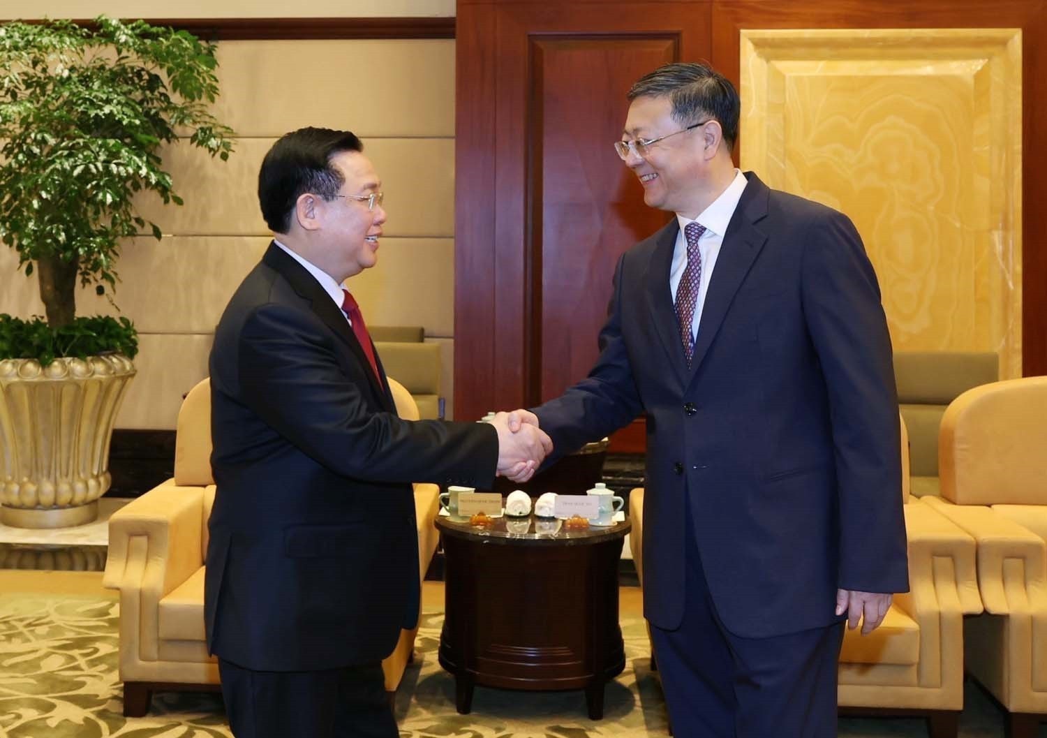 NA Chairman Vuong Dinh Hue received Secretary of the Shanghai Party Committee Chen Jining. Photo: Nhan Sang Top legislator receives Shanghai Party chief -0