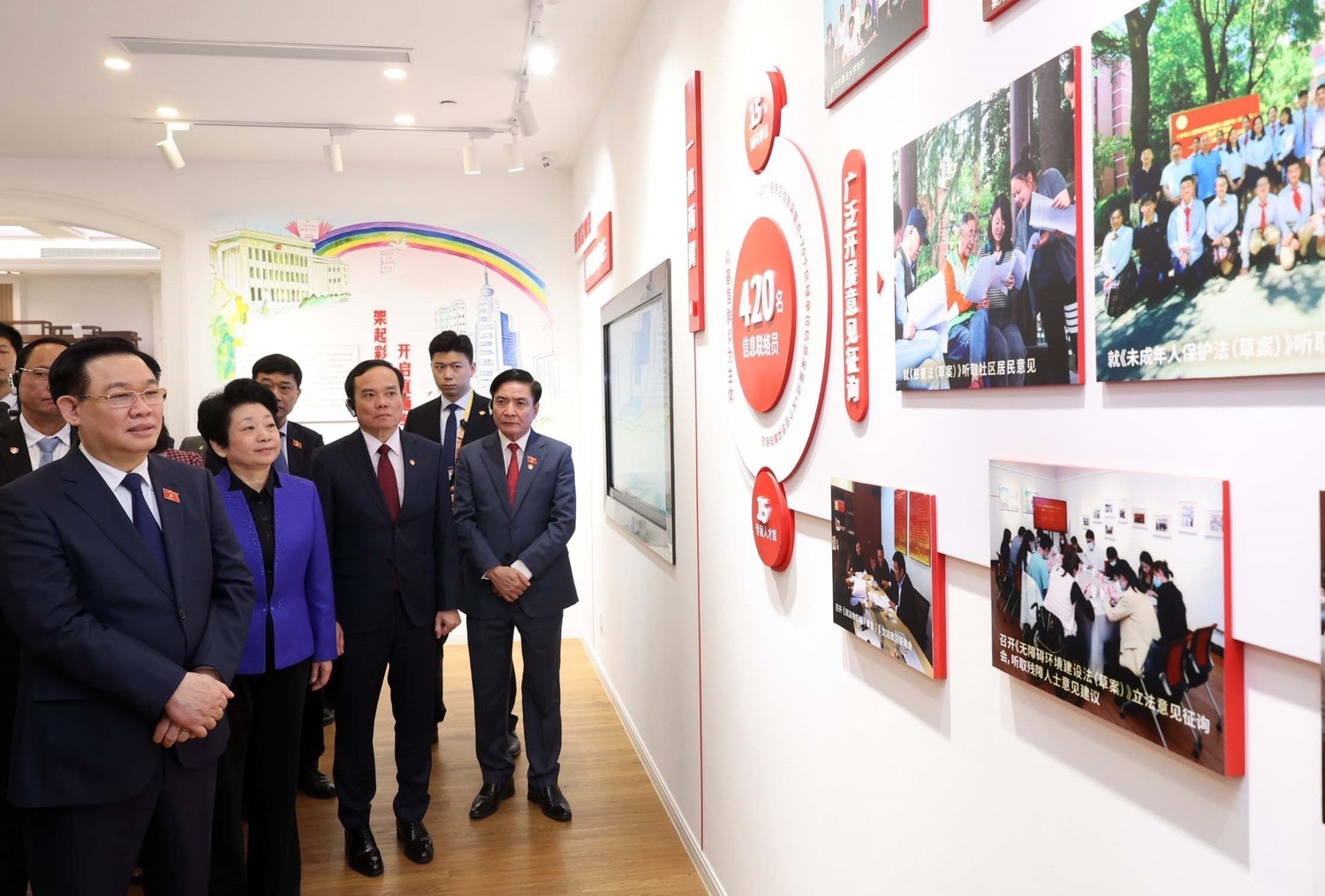 NA Chairman Vuong Dinh Hue visited the Hongqiao legislative centre. Photo: Nhan Sang Top legislator visits Hongqiao legislative centre in Shanghai -0
