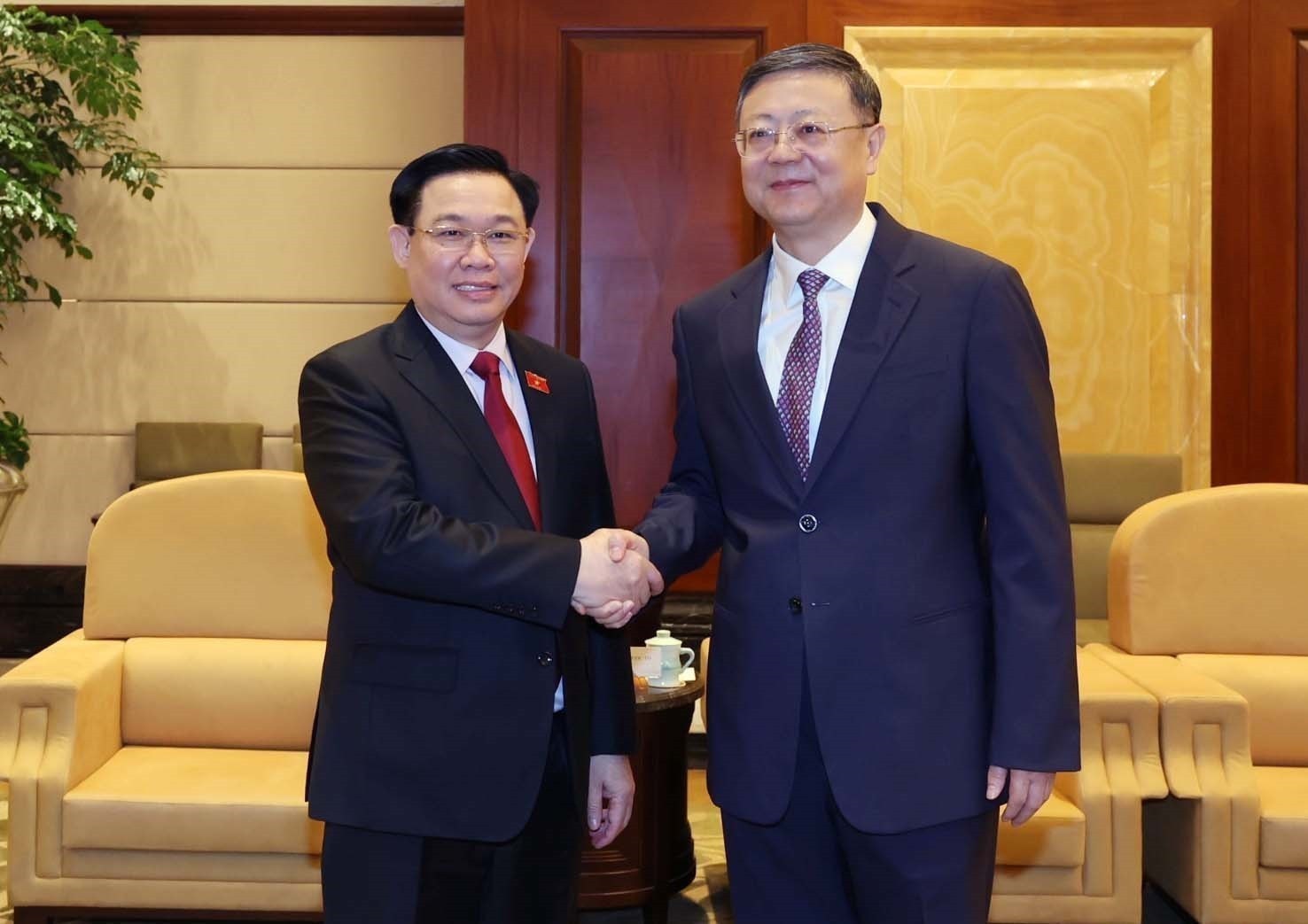 NA Chairman Vuong Dinh Hue received Secretary of the Shanghai Party Committee Chen Jining. Photo: Nhan Sang Top legislator receives Shanghai Party chief -0