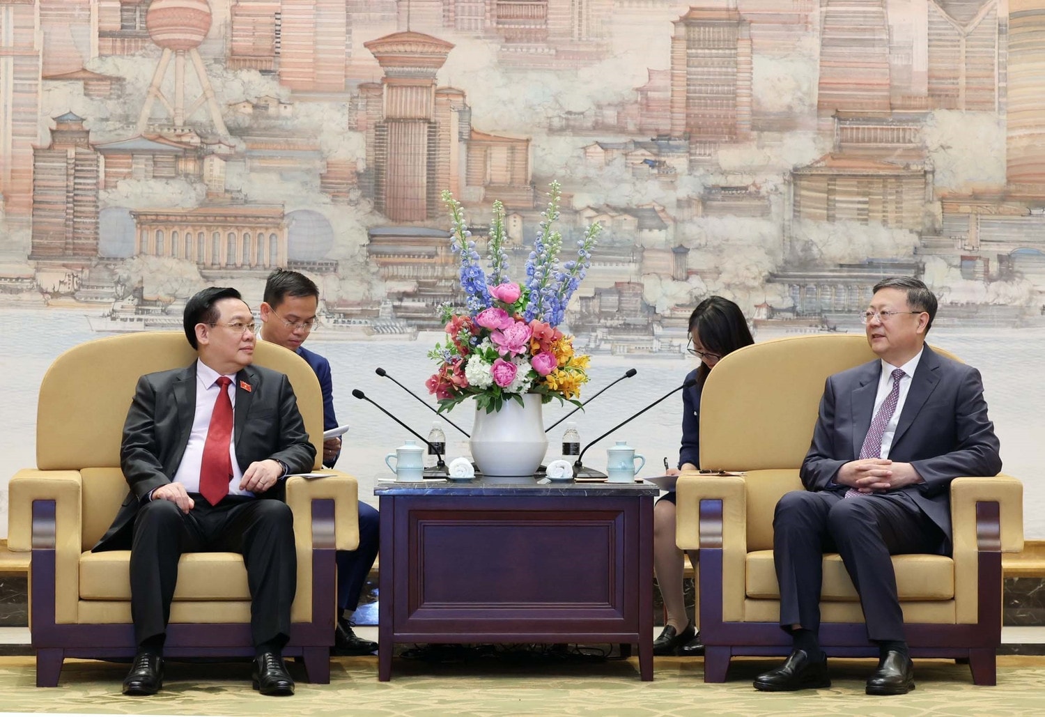 NA Chairman Vuong Dinh Hue received Secretary of the Shanghai Party Committee Chen Jining. Photo: Nhan Sang Top legislator receives Shanghai Party chief -0