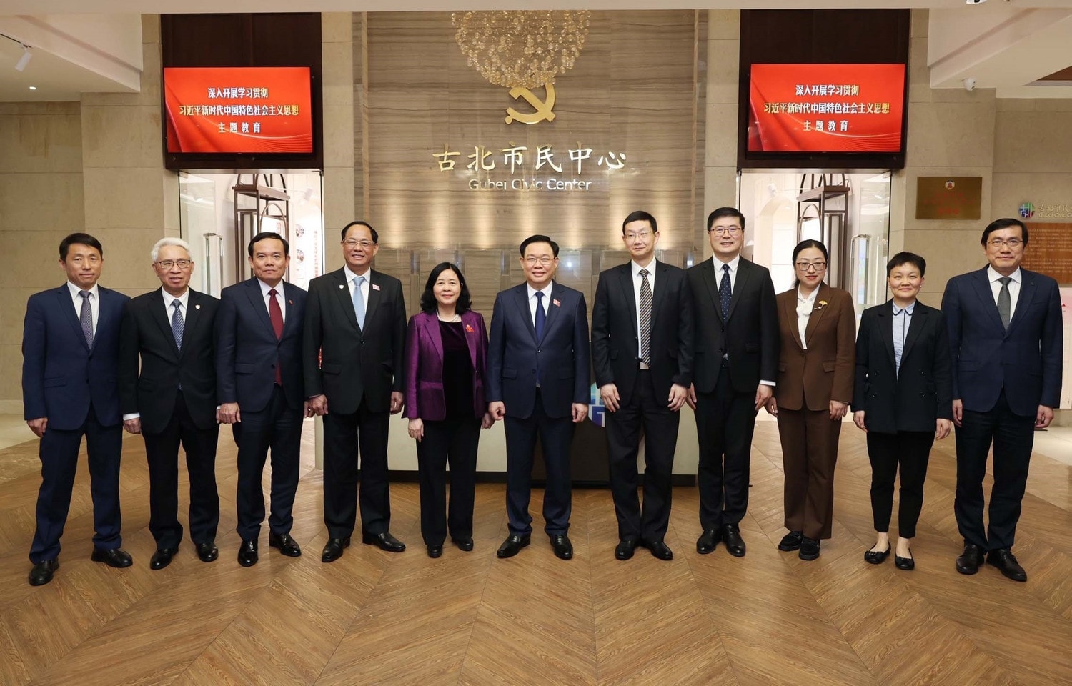 NA Chairman Vuong Dinh Hue visited the Hongqiao legislative centre. Photo: Nhan Sang Top legislator visits Hongqiao legislative centre in Shanghai -0