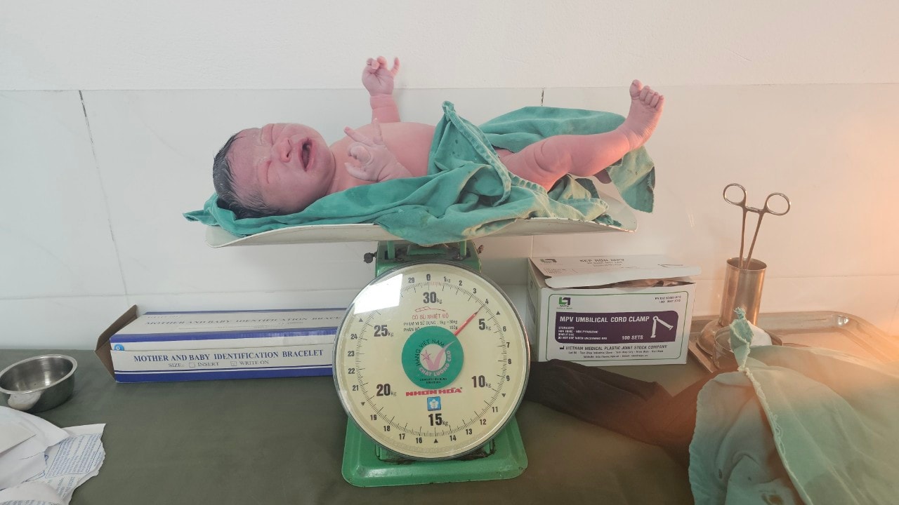 Hà Nội: Người phụ nữ “đẻ rơi” ngay tại nhà gửi xe bệnh viện -0