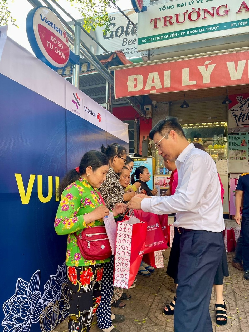 Quỹ Tâm Tài Việt và Vietlott tặng thẻ bảo hiểm sức khỏe cho người phân phối xổ số tự chọn -0