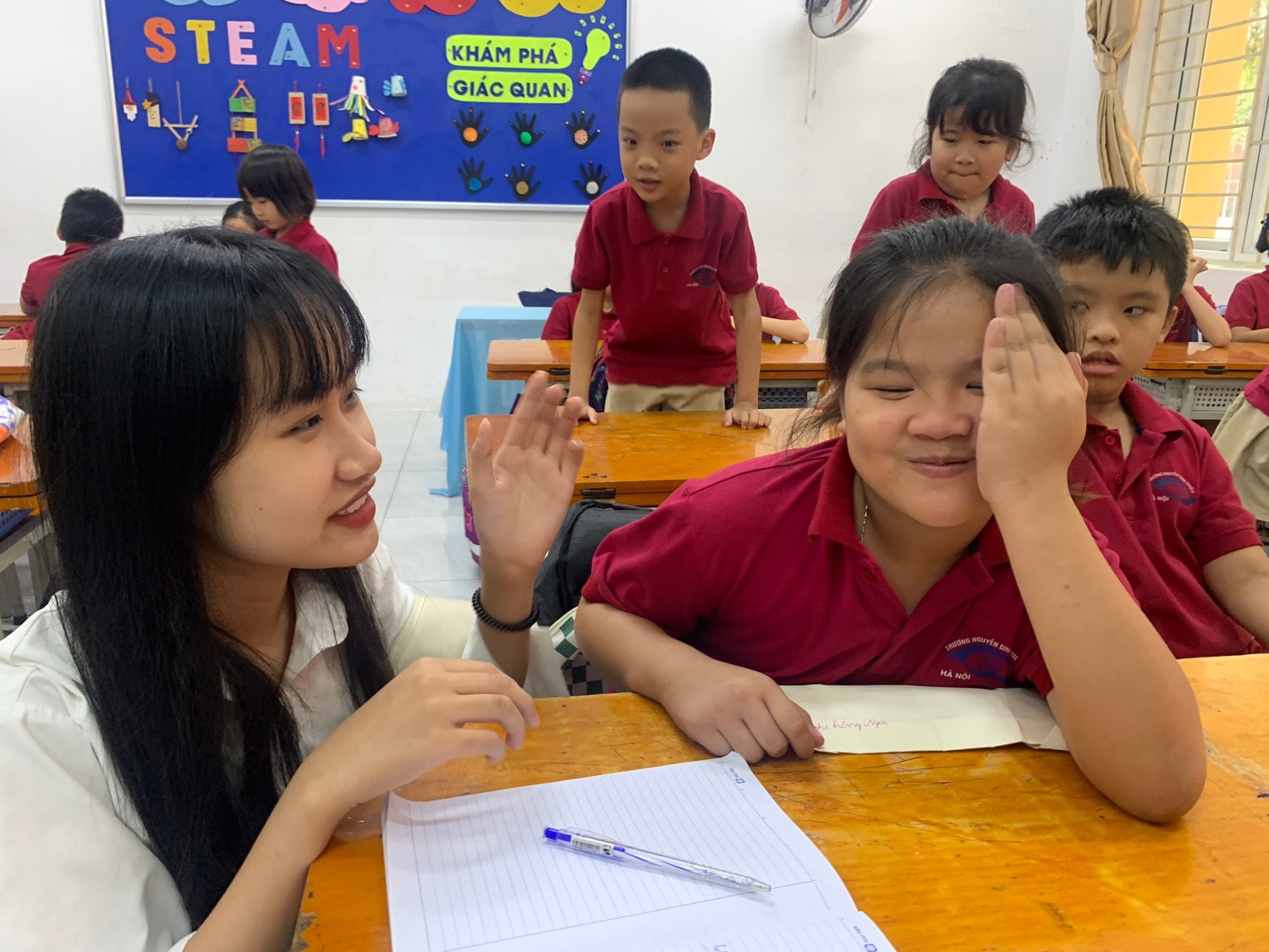 Nữ sinh giàu nghị lực và mơ ước trở thành cô giáo nuôi dạy trẻ khuyết tật -0