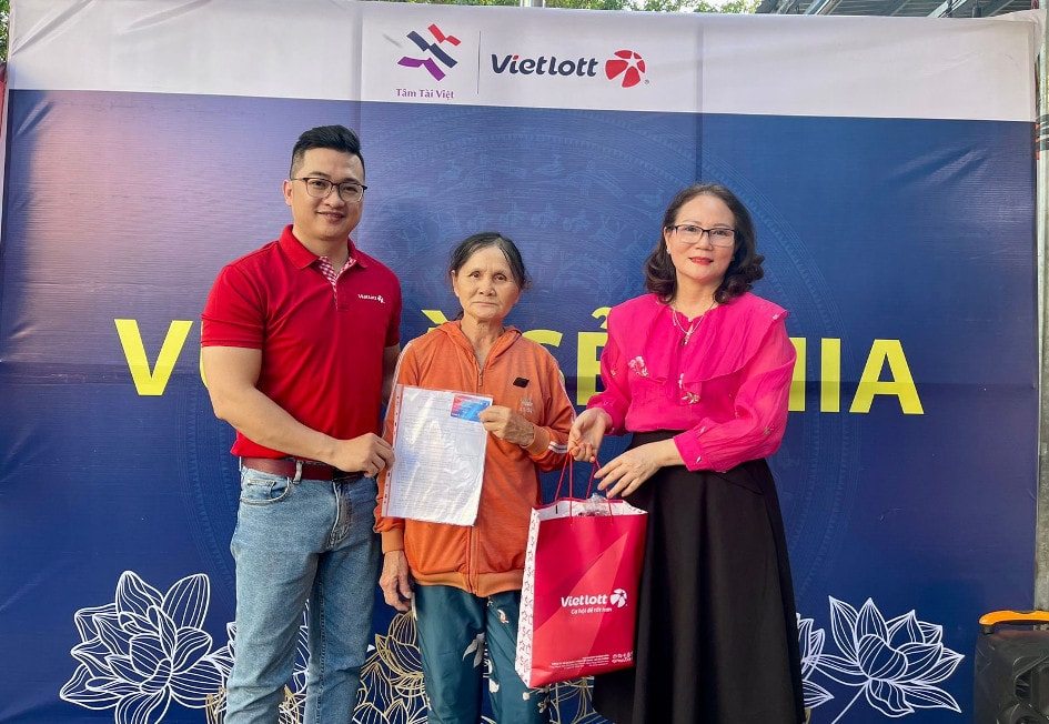 Quỹ Tâm Tài Việt và Vietlott tặng thẻ bảo hiểm sức khỏe cho người phân phối xổ số tự chọn -0