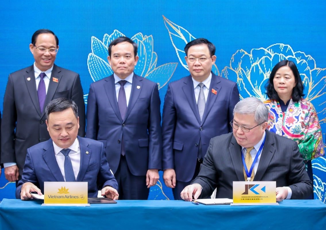 Đại diện Tổng công ty Hàng không Việt Nam và Công ty TNHH Dịch vụ Hàng không Vạn Quân Thượng Hải ký biên bản ghi nhớ hợp tác khai thác thương mại hàng hóa. Ảnh: BN Vietnam Airlines ký hợp tác với tổng giá trị gần nửa tỷ đô tại Trung Quốc -0