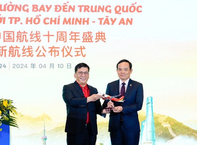 Tổng Giám đốc Vietjet Đinh Việt Phương trao tặng Phó Thủ tướng Trần Lưu Quang mô hình máy bay Vietjet Vietjet công bố đường bay mới TP. Hồ Chí Minh – Tây An -0