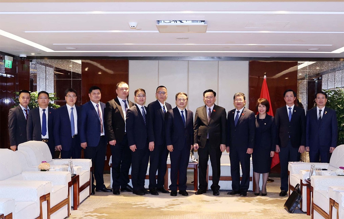 Chủ tịch Quốc hội Vương Đình Huệ tiếp lãnh đạo các Tập đoàn, doanh nghiệp lớn tại Thượng Hải, Trung Quốc -1
